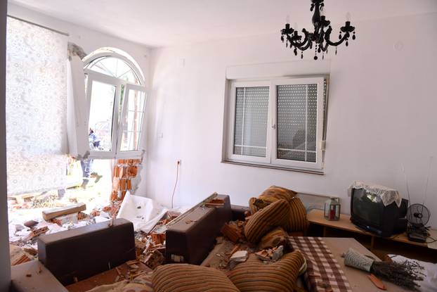 Garešnica: Kamion sletio s ceste i zabio se u obiteljsku kuću, postoji opasnost od urušavanja