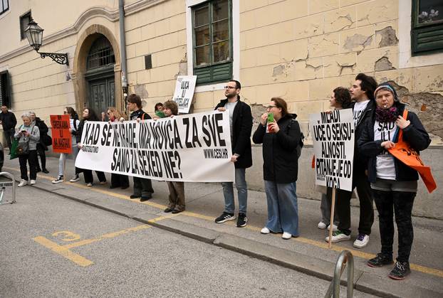 Zagreb: Ispred Gradske skupštine razvili transparent zbog ne uvođenja seksualnog obrazovanja
