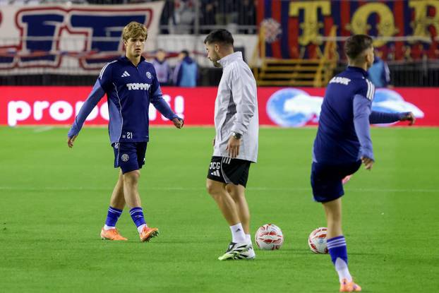 Zagrijavanje nogometaša uoči početka utakmice 13. kola SuperSport HNL-a između Hajduka i Osijeka