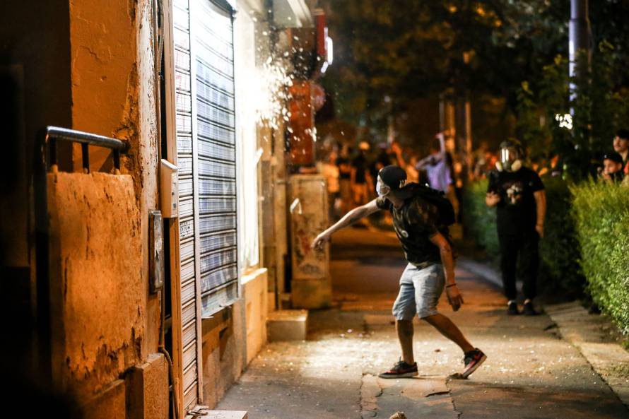 Beograd: Novi prosvjed na beogradskim ulicama, okupljeni su bacali kamenje i pirotehnička sredstva