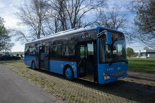 Zagreb: Tomislav Tomašević i suradnici predstavili prvi električni autobus namijenjen za javni prijevoz