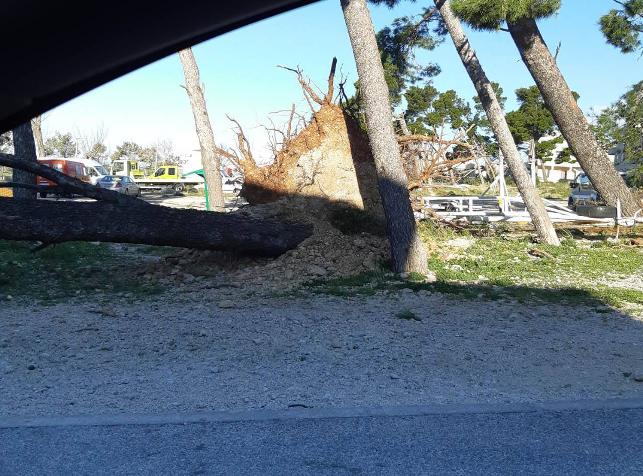 Bura u Mokošici uništila kiosk, u Splitu izbila prozore zgrade