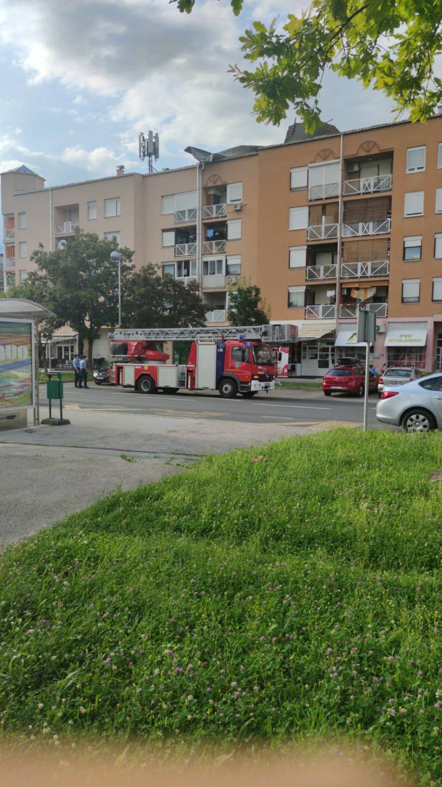 Jak vjetar 'otkinuo' krov zgrade u Zagrebu: Lim je letio posvuda