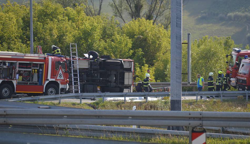 Vatrogasnim vozilom sletjeli su s ceste u Krapini i prevrnuli se na bok: Dvoje lakše ozlijeđenih