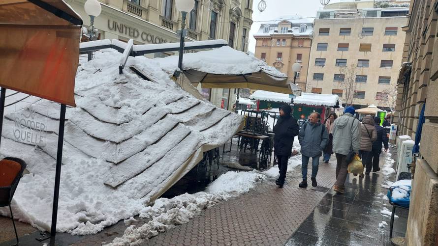 Pod težinom snijega urušila se tenda kafića u centru Zagreba
