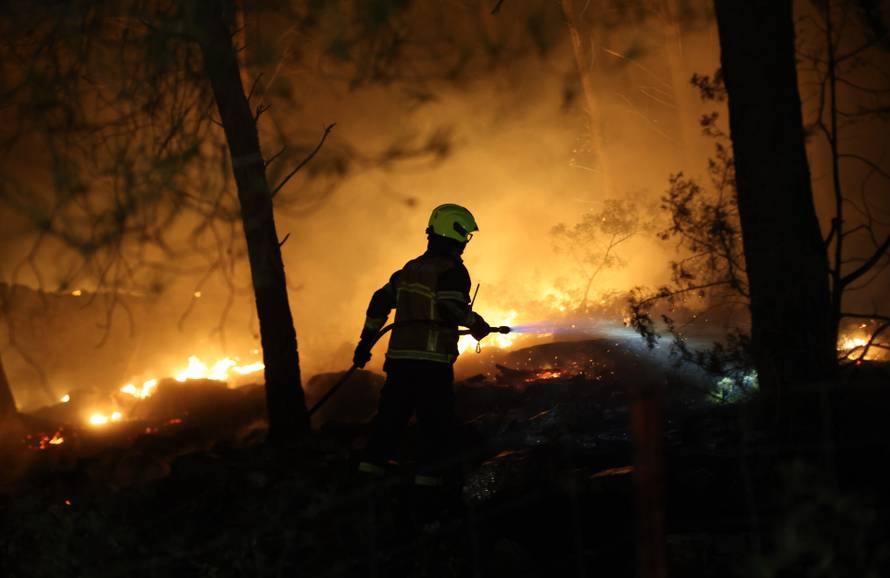 Brač:Još jedna neprospavana noć za gasitelje.