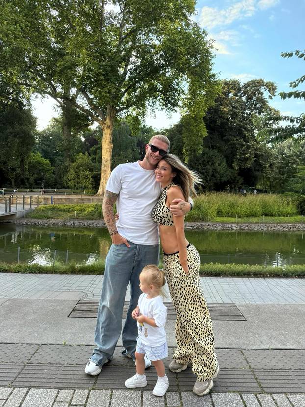 FOTO Vruće ljeto Dilette Leotte, nešto joj je provirilo u kostimu. Kolegica: Vulgarno se odijevaš