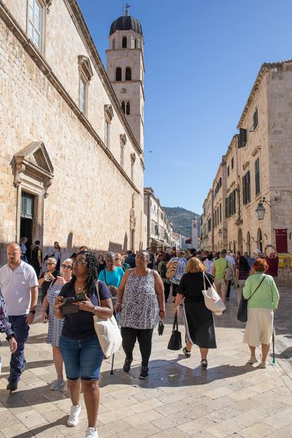 FOTO U Dubrovniku je i dalje ljeto: Turisti preplavili grad, uživaju na plažama i sunčaju se