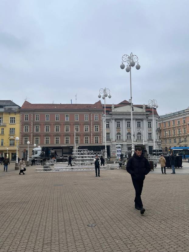 FOTO Nema dočeka, ima dočeka. Pogledajte kako ponovno montiraju binu na trgu