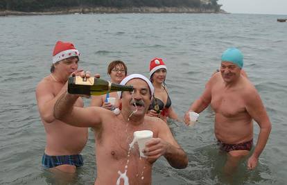 Kupači se u moru zagrijali šampanjcem i rakijom...