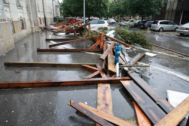 Osijek: Jak vjetar srušio drvenu skelu