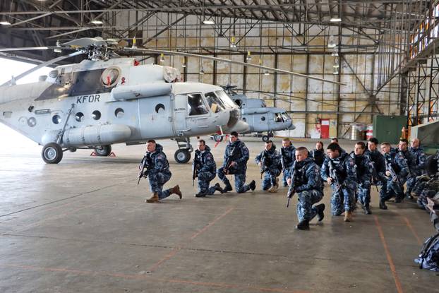 FOTO/VIDEO Evo kako budući hrvatski marinci uvježbavaju zračni desant: Ovo su kadrovi...