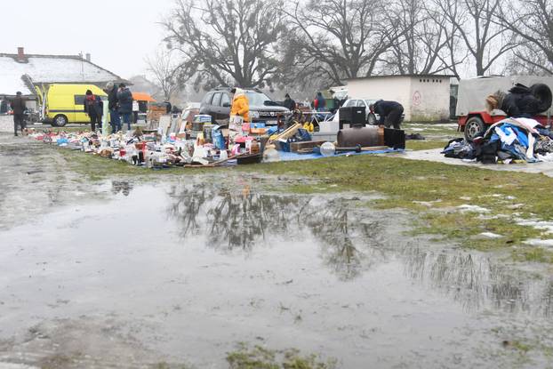 Koprivnica: Zimski uvjeti smanjili broj prodavača na koprivničkom buvljaku