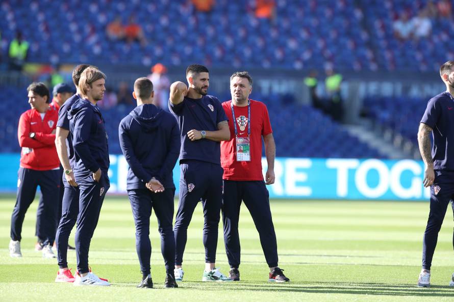 Rotterdam: Hrvatski nogometni reprezentativci u inspekciji stadiona prije početka utakmice