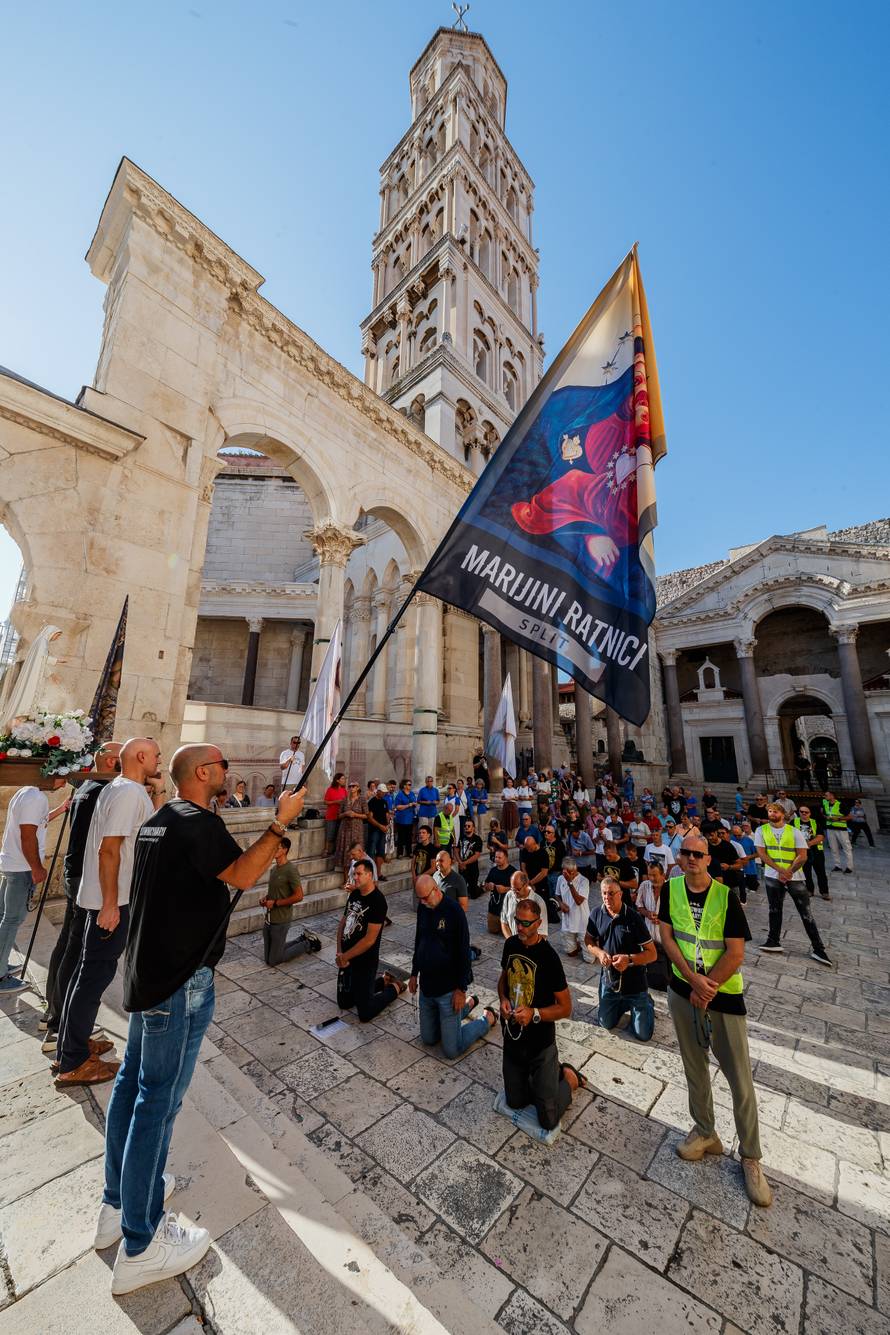 Split: Molitva krunice na Splitskom Peristilu