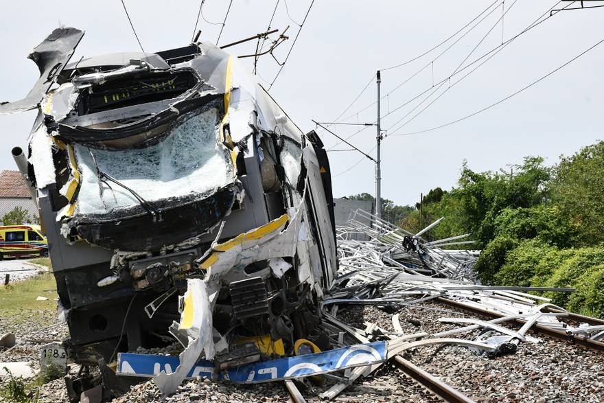Sudar vlaka i teretnog vozila na pružnom prijelazu