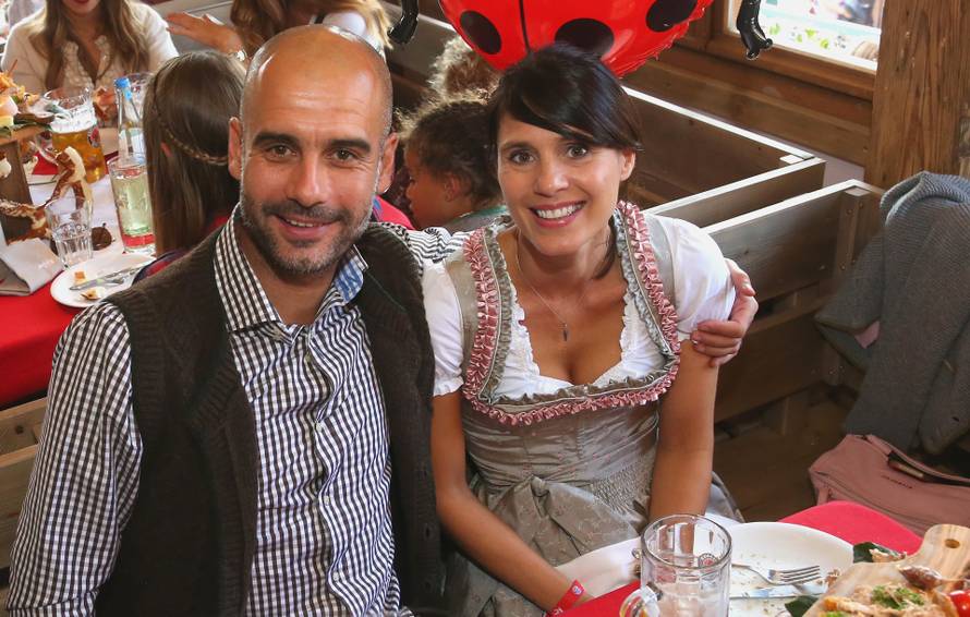 Muenchen: Nogometaši  FC Bayern Muenchena na Oktoberfestu