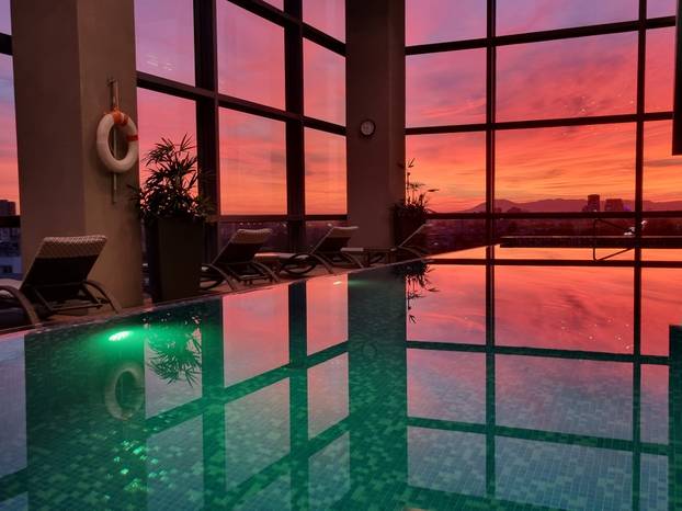 Wellness zona s bazenom i panoramskim pogledom na grad u DoubleTree by Hilton Zagreb