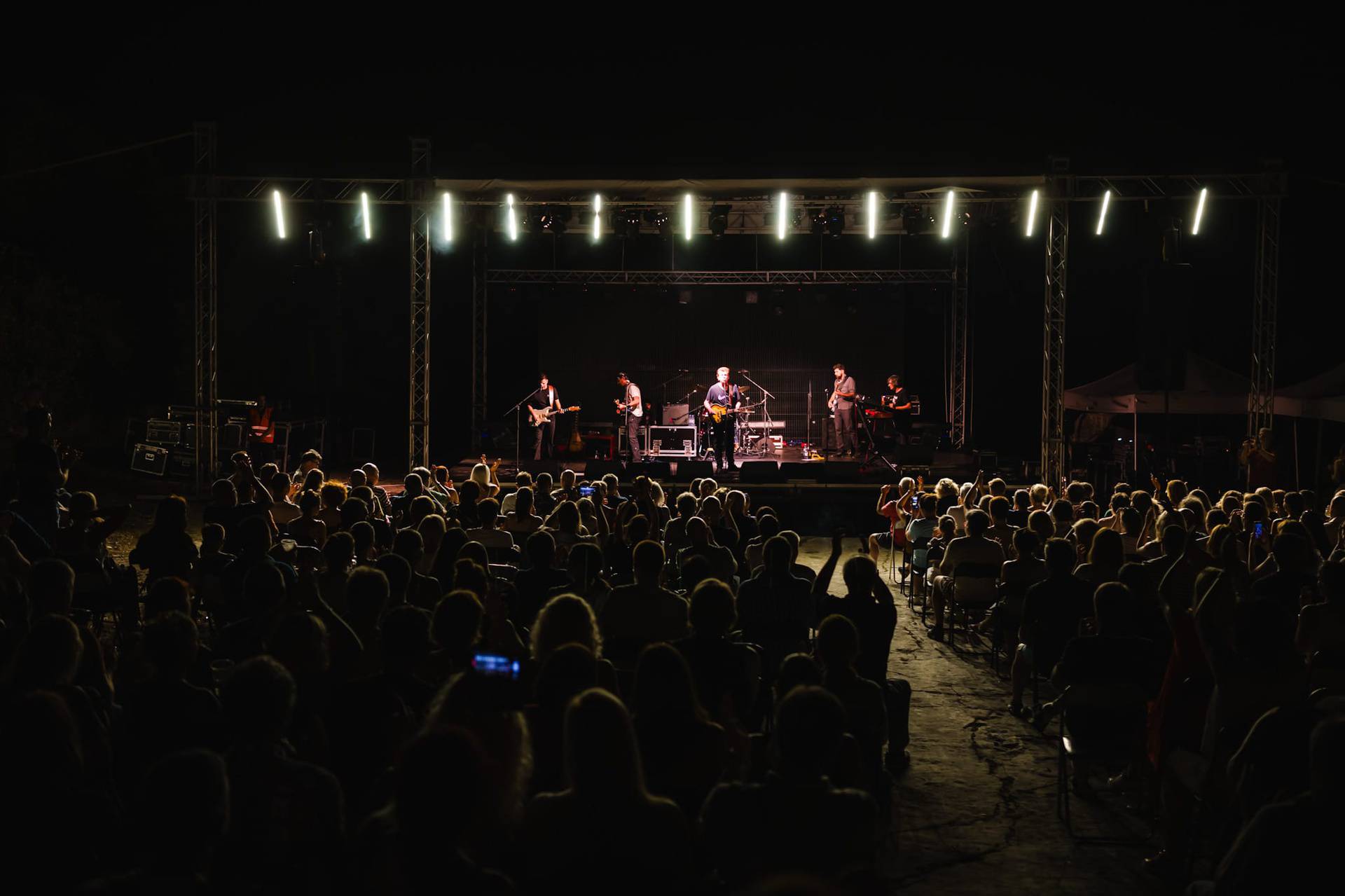 Bajaga i Instruktori u Vrsaru su otvorili treće izdanje festivala 'U zagrljaju kamena i mora'