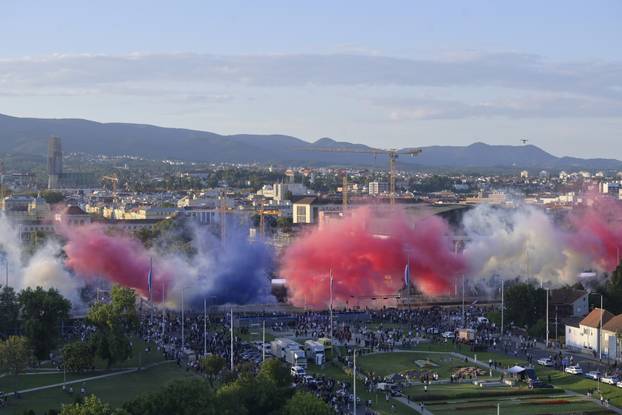 Zagreb: Vojni mimohod završio uz veličanstveni pirotehnički šou 