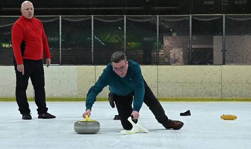 Pogledajte kako novinar 24sata isprobava curling. Nije ba&scaron; i&scaron;lo