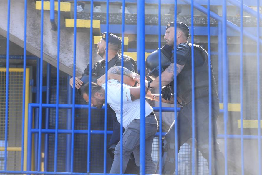 Policija privodi navijače na utakmici između Dinama i Hajduka
