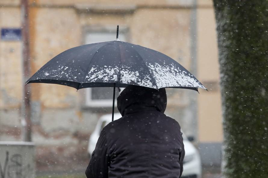 U Osijeku počeo padati prvi ovogodišnji snijeg