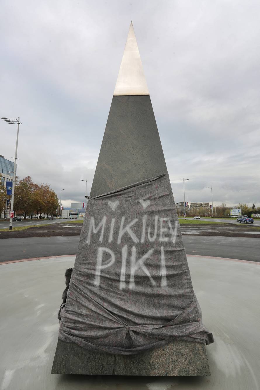 Zagreb: Na granitnoj piramidi osvanuo grafit "Mikijev piki"