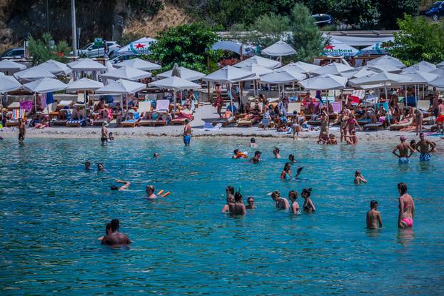 Gužva na splitskoj plaži Kasjuni podno Marjana