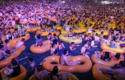 Ni igla ne stane: Na tisuće ljudi partijalo na bazenu u Wuhanu