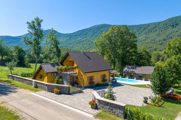 FOTO Kuću za odmor Mali Medo kod rodnog sela Nikole Tesle u Lici okružuje pravi prirodni raj