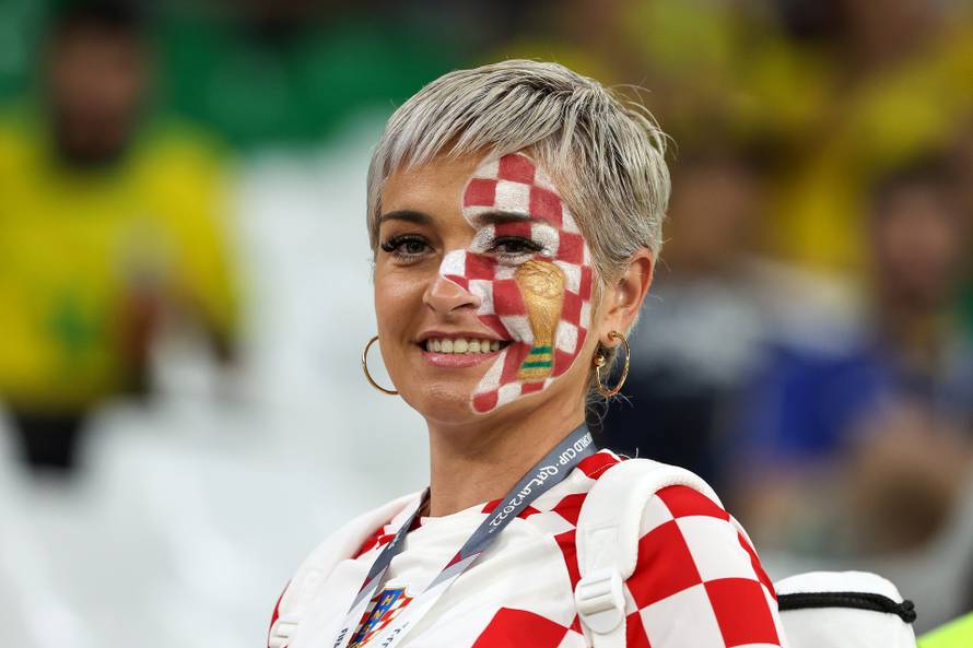 KATAR 2022 - Navijači na stadionu tijekom utakmice Hrvatske i Brazila u četvrtfinalu Svjetskog prvenstva u Katru