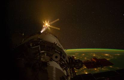 Slika kao iz filma: Teretni brod spaja se na ISS iznad Zemlje
