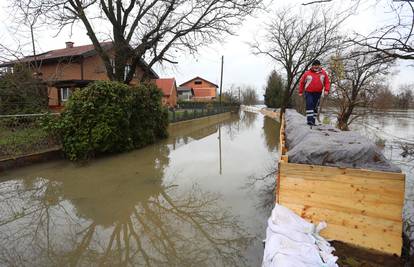 Hrvatske vode: Kupa kod Karlovca opada; Petrinju tek očekuju najviši vodostaji