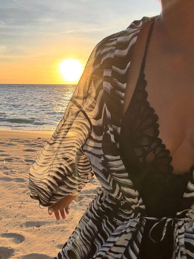 FOTO Grudnjaci su precijenjeni: Halle Berry pokazala dekolte u zavodljivoj satenskoj haljinici