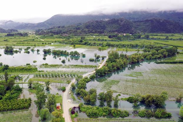 Pogled iz zraka na poplavljena polja vrgoračkih jagoda