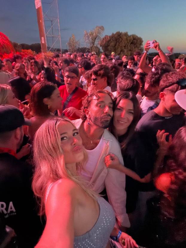 GORI SVE Znojna Diletta je bez grudnjaka pozirala na vulkanu