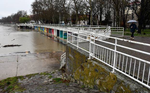Slavonski Brod: Zbog obilnih kiša naglo raste vodostaj Save
