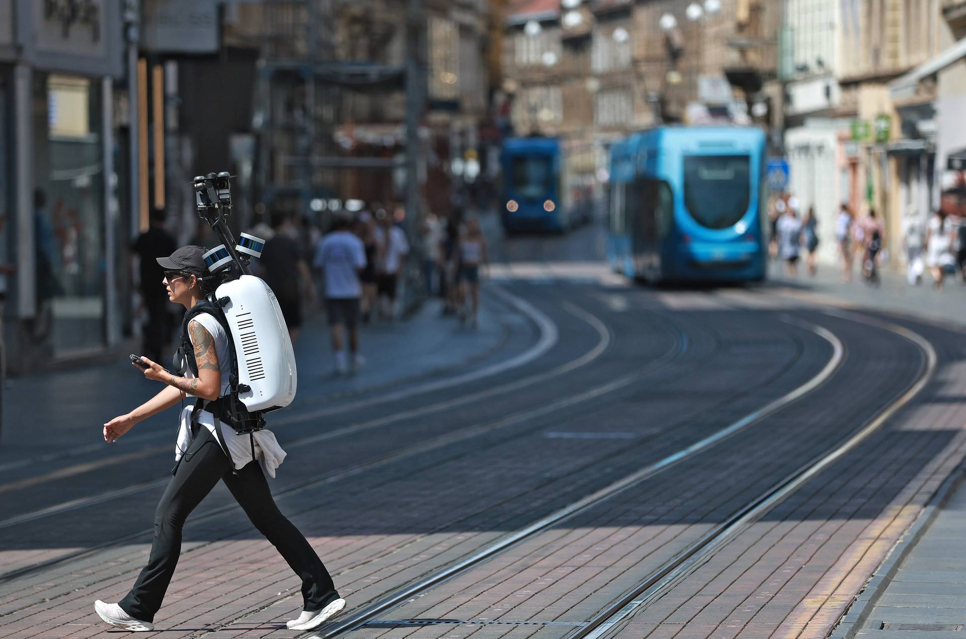 Zagreb: Djevojka na leđima nosi uređaj Apple Mapsa i mapira srediste grada