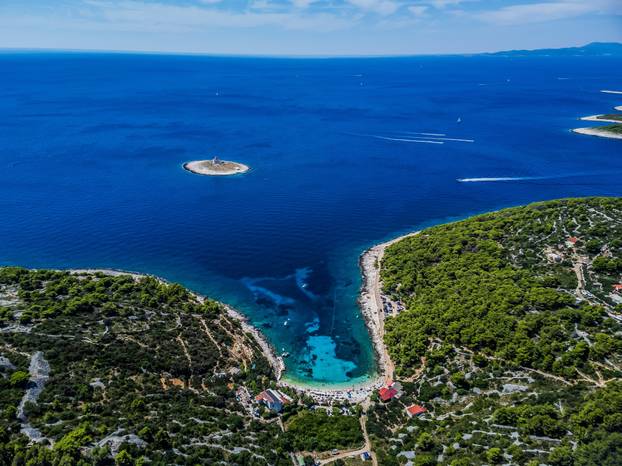 Spektakularan pogled iz zraka na uvalu i otočić Pokonji Dol kod Hvara