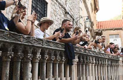 FOTO Zelenski s Plenkovićem u šetnji po Stradunu. Gužva kao usred ljeta i jako osiguranje