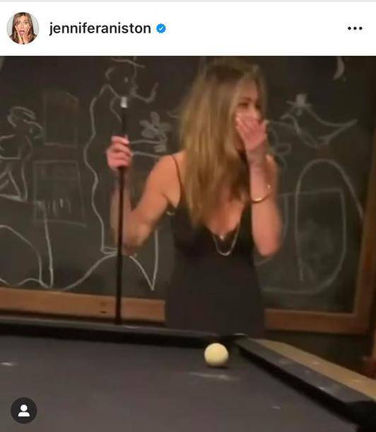 Jennifer Aniston igrala bilijar pa Courtney Cox poručila: Odjeb*!