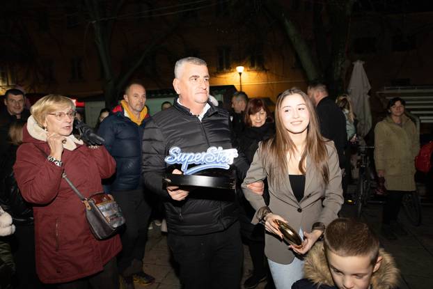 Sinj: Miro Bulj sa sugrađanima dočekao pobjednicu Supertalenta  Hanu Ivković