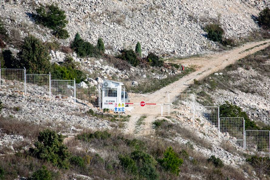 Radovi na PeljeÅ¡kom mostu nakon Å¡to je terentni brod dopremio materijal