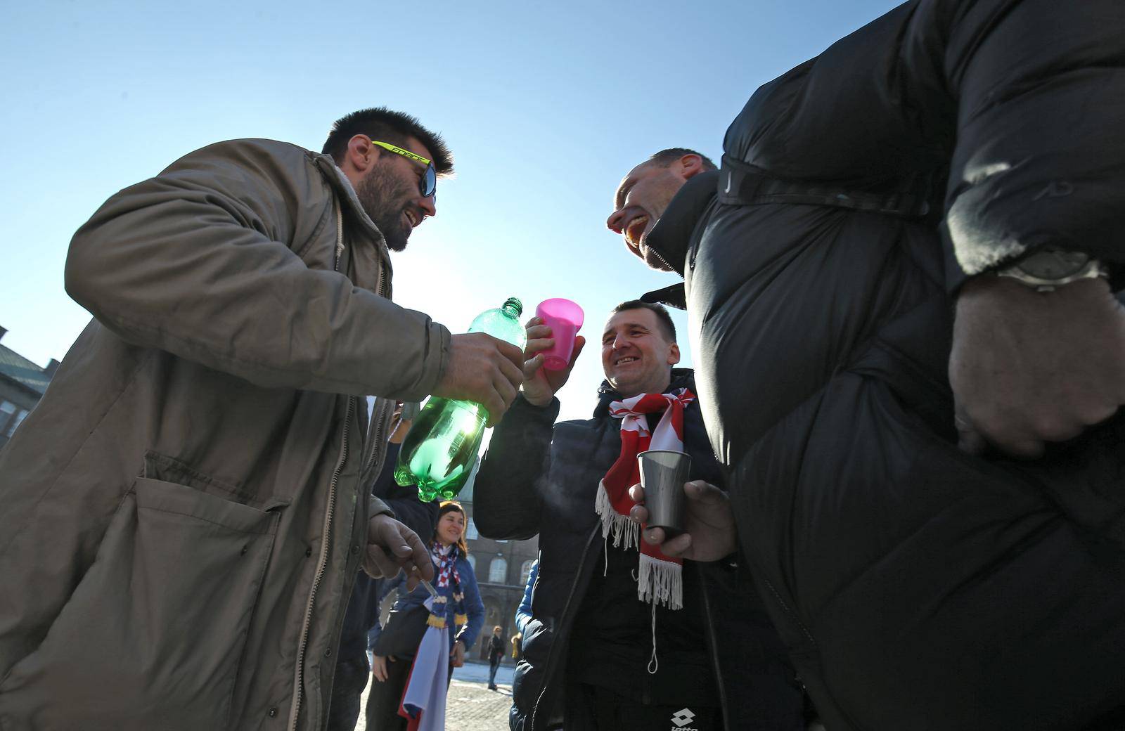 Szeged: Hrvatski i srpski navijači gemištom nazdravili uoči utakmice između Hrvatske i Srbije