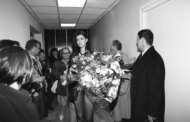 Zagreb: Povratak Anice Kovač s izbora za Miss svijeta gdje je okrunjena prvom pratiljom, 20.11.1995.