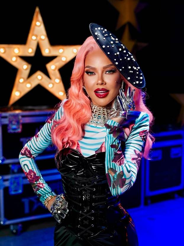 FOTO Maja Šuput u večerašnjem Supertalentu ima rozu kosu! Pogledajte eklektični outfit