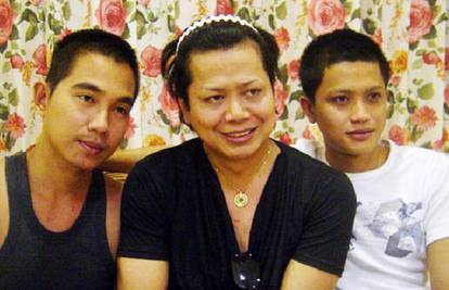 Žena transvestit vjenčat će se sa svoja dva dečka u Tajlandu