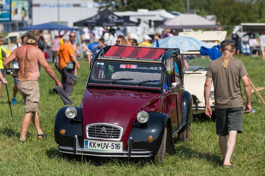 Spačeki okupirali Trg: Ma ovo je naš automobilski Woodstock