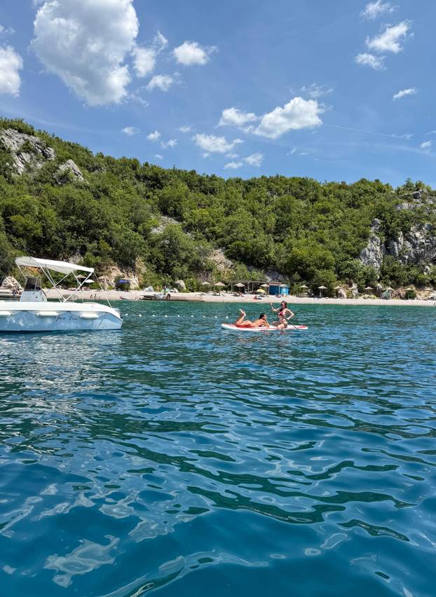 FOTO Nives i prijateljica sunčale se na SUP dasci u tangicama
